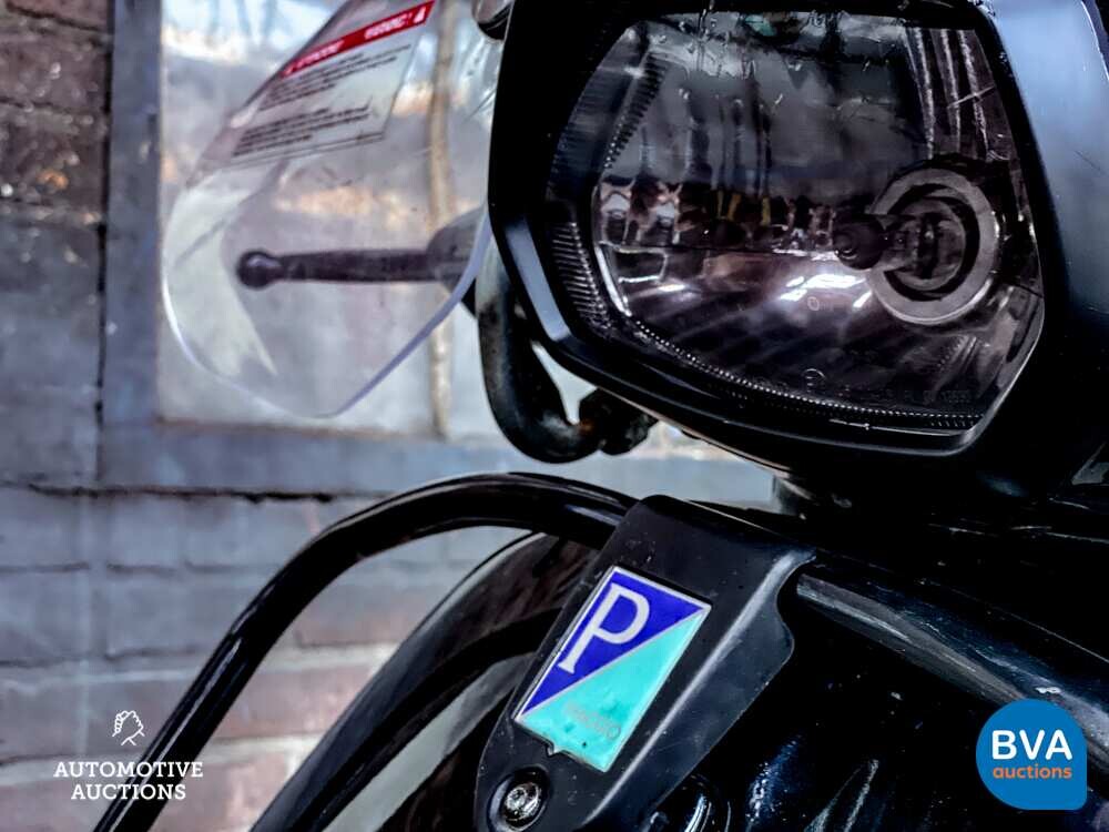 *SCHWARZ auf SCHWARZ* 2017 Piaggio Vespa Sprint, DHV-83-N.