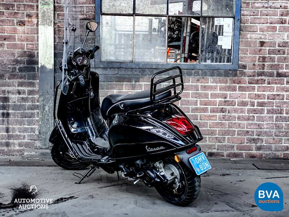 *SCHWARZ auf SCHWARZ* 2017 Piaggio Vespa Sprint, DHV-83-N.