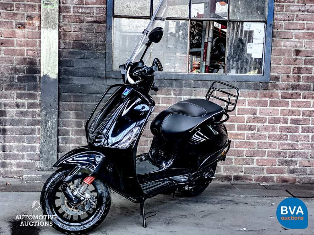 *SCHWARZ auf SCHWARZ* 2017 Piaggio Vespa Sprint, DHV-83-N.
