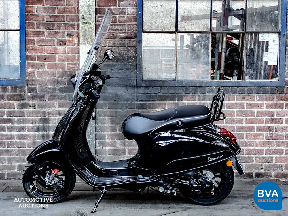 *SCHWARZ auf SCHWARZ* 2017 Piaggio Vespa Sprint, DHV-83-N.