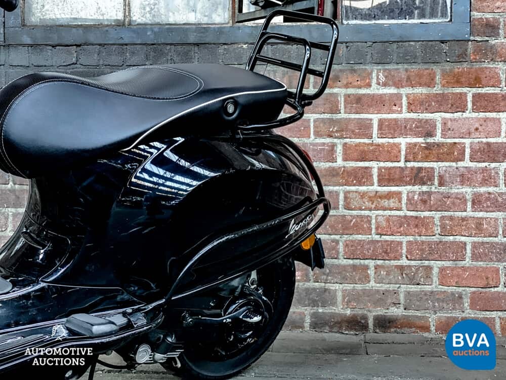 *SCHWARZ auf SCHWARZ* 2017 Piaggio Vespa Sprint, DHV-83-N.