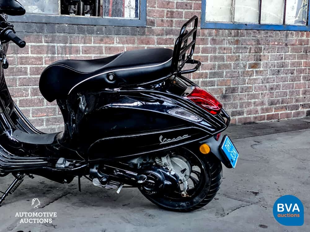 *SCHWARZ auf SCHWARZ* 2017 Piaggio Vespa Sprint, DHV-83-N.
