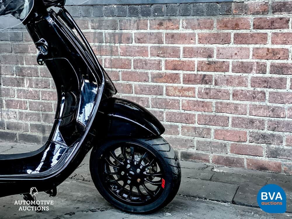 *SCHWARZ auf SCHWARZ* 2017 Piaggio Vespa Sprint, DHV-83-N.
