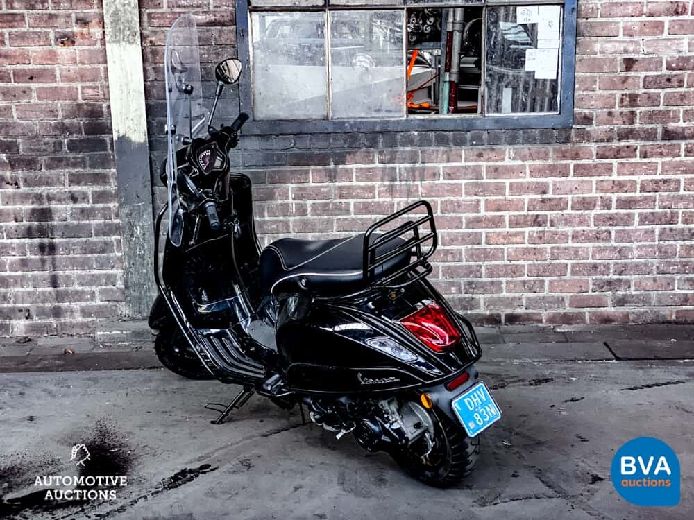 *SCHWARZ auf SCHWARZ* 2017 Piaggio Vespa Sprint, DHV-83-N.