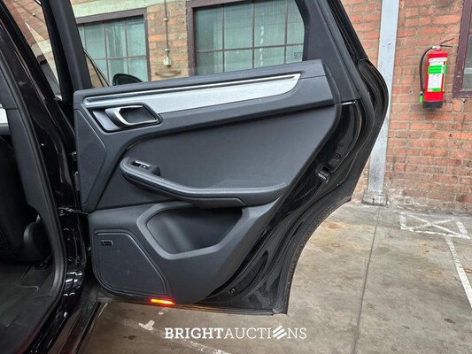 Porsche Macan Turbo 3.5 V6 400pk 2014 (Origineel-NL & 1e Eigenaar), 6-XSG-36