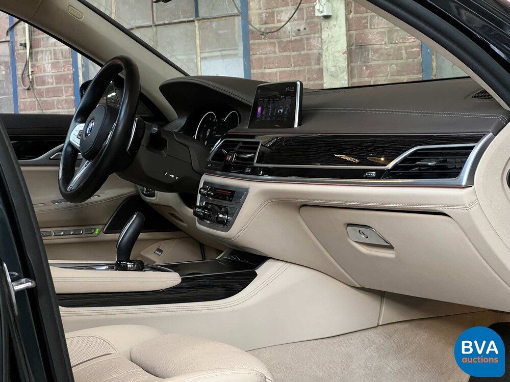 BMW M760Li xDrive M-Sport V12 7er LANG 609pk 2016 G12, L-128-BS.