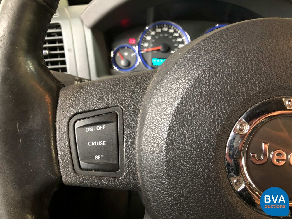 Jeep Grand Cherokee SRT6.1 V8 2007, graue Zulassung.