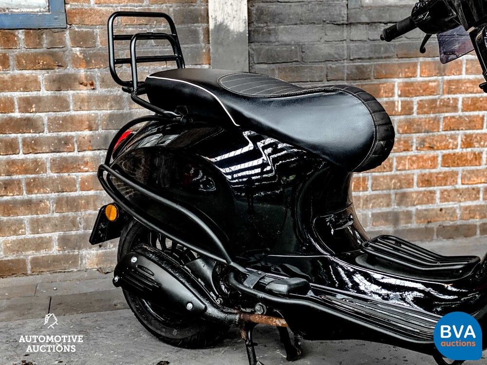 *BLACK on BLACK* Piaggio Vespa Sprint FULL OPTION, DLX-34-T