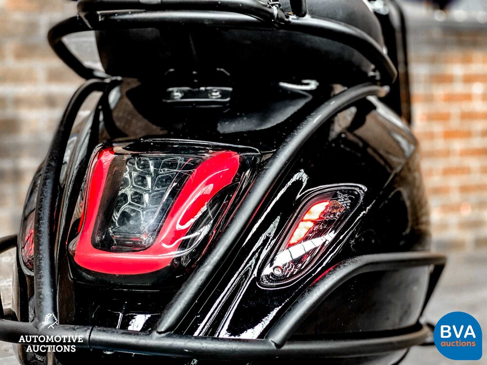 *BLACK on BLACK* Piaggio Vespa Sprint FULL OPTION, DLX-34-T