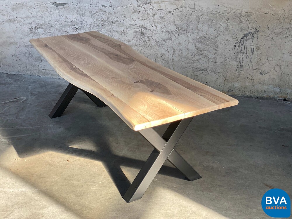 Industriële eettafel met X-poot frame 