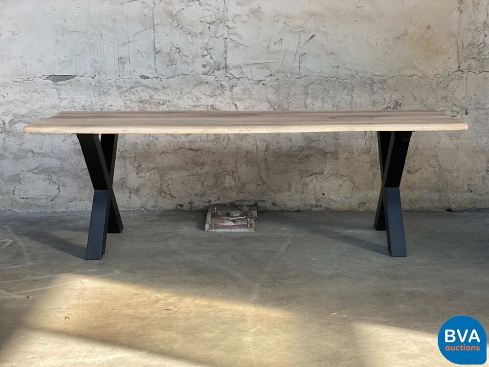 Industriële eettafel met X-poot frame 