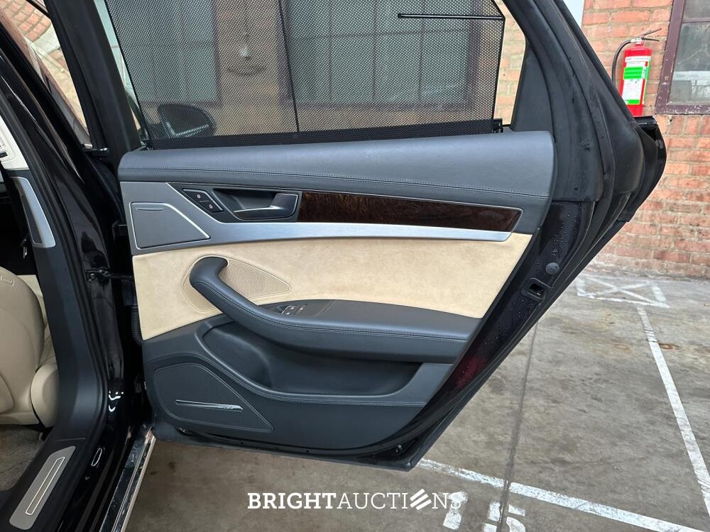 Audi A8 4.2 FSI Quattro V8 372hp 2011 (65,000 km)