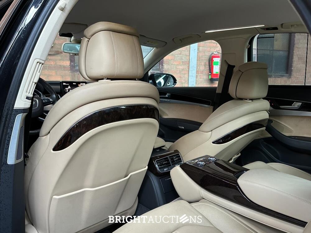 Audi A8 4.2 FSI Quattro V8 372hp 2011 (65,000 km)