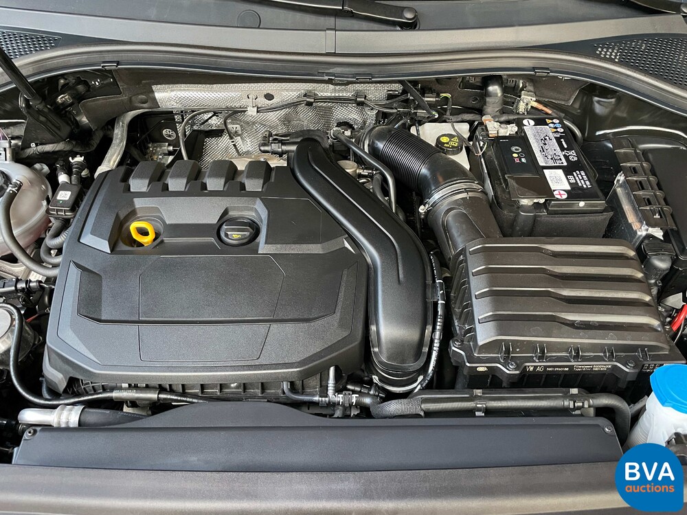 Volkswagen Tiguan 1.5 TSI R-Line 2021 -Org. NL-Warranty, N-982-RJ.