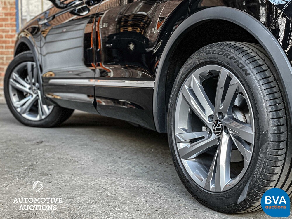 Volkswagen Tiguan 1.5 TSI R-Line 2021 -Org. NL-Warranty, N-982-RJ.