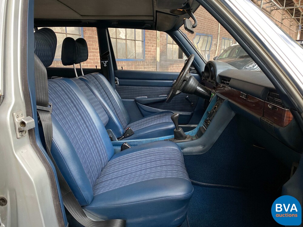 Mercedes-Benz 280S W116 160hp 1974 S-Class, 99-YD-68.