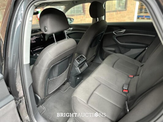 Audi E-tron 50 quattro Business edition 71 kWh 313pk 2020 (Origineel-NL+ 1e eigenaar), J-695-PX