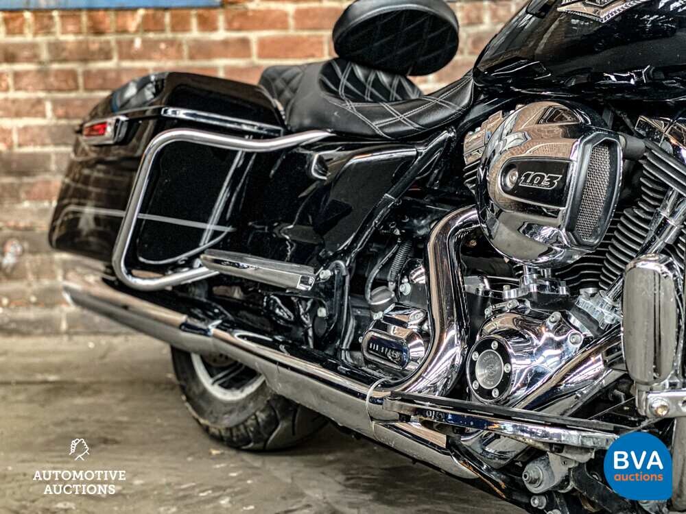 2014 Harley Davidson Road King FLHR Cruiser.