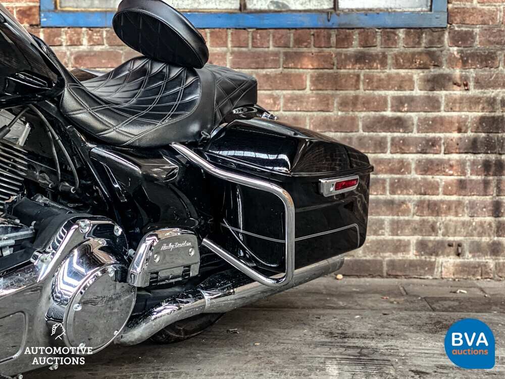 2014 Harley Davidson Road King FLHR Cruiser.