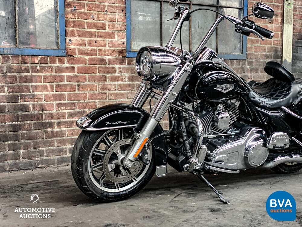 2014 Harley Davidson Road King FLHR Cruiser.