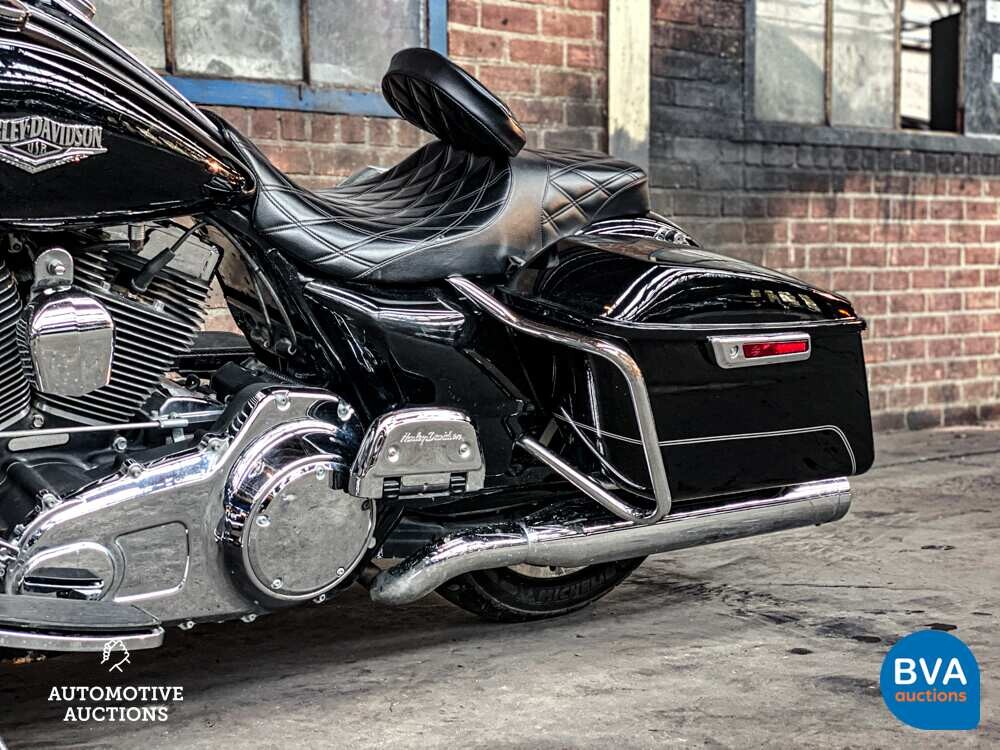 2014 Harley Davidson Road King FLHR Cruiser.