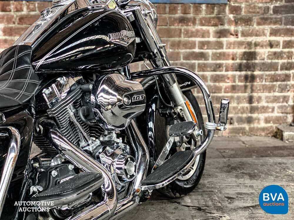 2014 Harley Davidson Road King FLHR Cruiser.