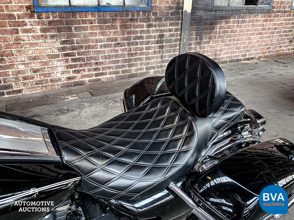 2014 Harley Davidson Road King FLHR Cruiser.