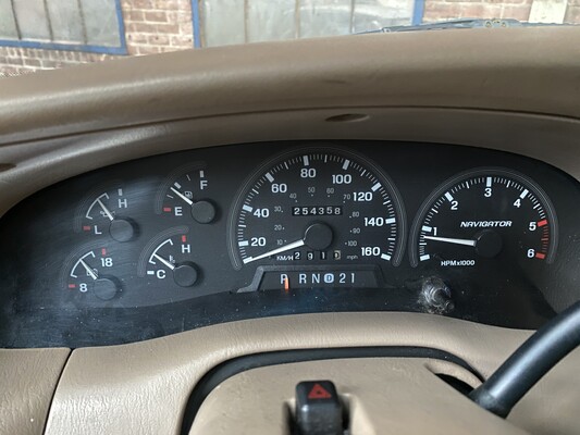 Lincoln Navigator 5.4 V8 230 PS 1999, 37-DT-TF.