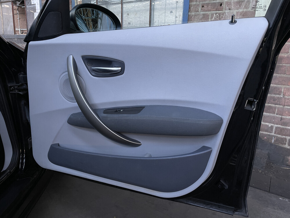 BMW 116i High Executive 116hp 2005 1-Series, 75-RK-JD.