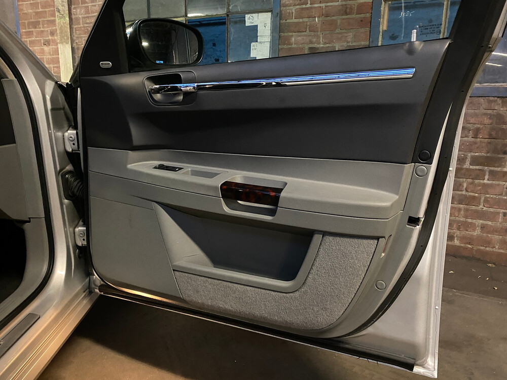 Chrysler 300C Touring 3.5 V6 AWD 249hp 2005, H-434-PX.