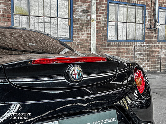 Alfa Romeo 4C 1750TBI CARBON TCT 241pk 2015 -Org. NL-, GJ-487-L