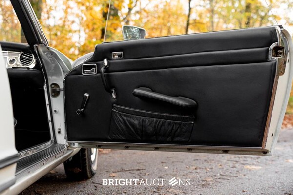 Mercedes-Benz 280 SL Pagode – Handgeschakeld – EU-uitvoering – 2.8 liter zes-in-lijn. 