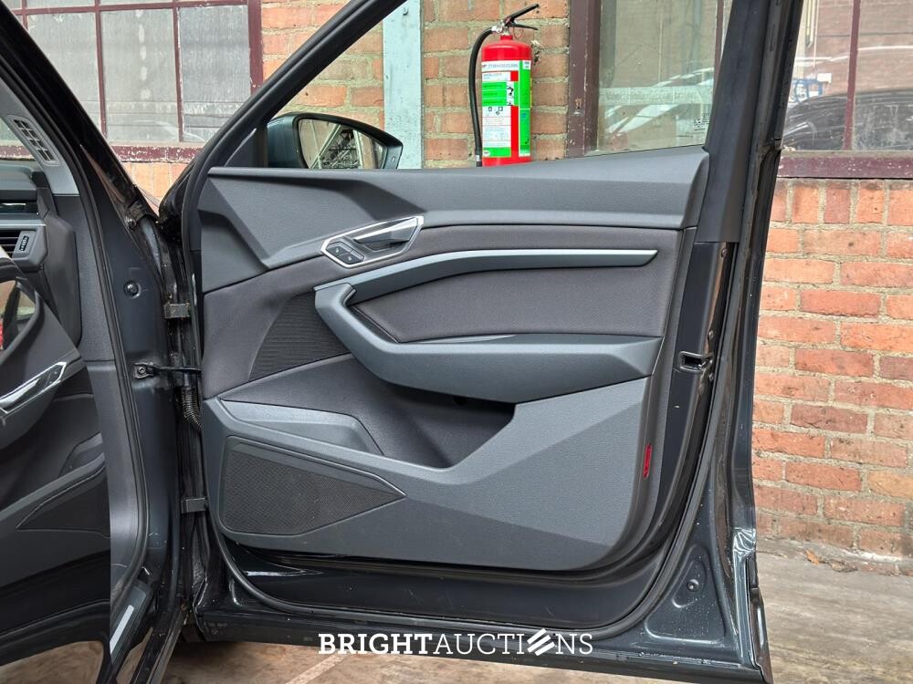 Audi E-tron 50 quattro Business edition 71 kWh 313pk 2020 (Origineel-NL+ 1e eigenaar), J-695-PX