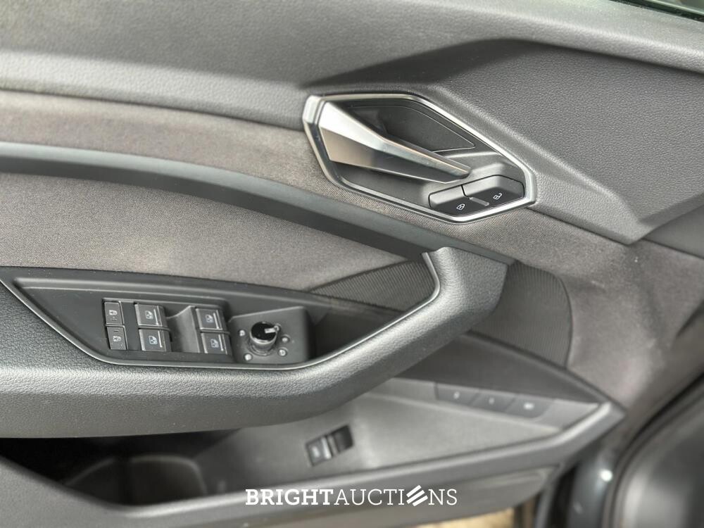 Audi E-tron 50 quattro Business edition 71 kWh 313pk 2020 (Origineel-NL+ 1e eigenaar), J-695-PX