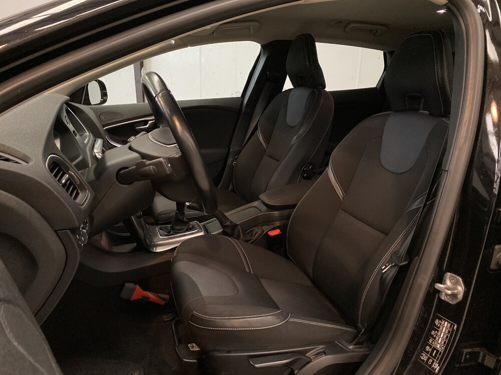 Volvo V40 1.6 D2 Momentum Business 144hp 2014, 7-XNT-75.