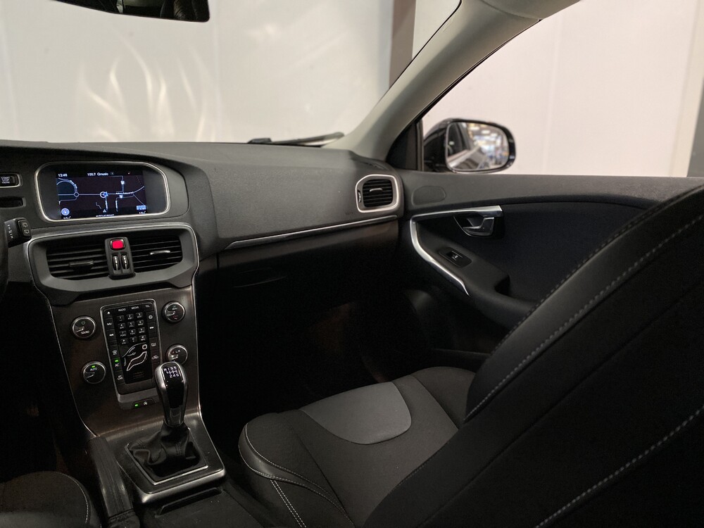 Volvo V40 1.6 D2 Momentum Business 144hp 2014, 7-XNT-75.