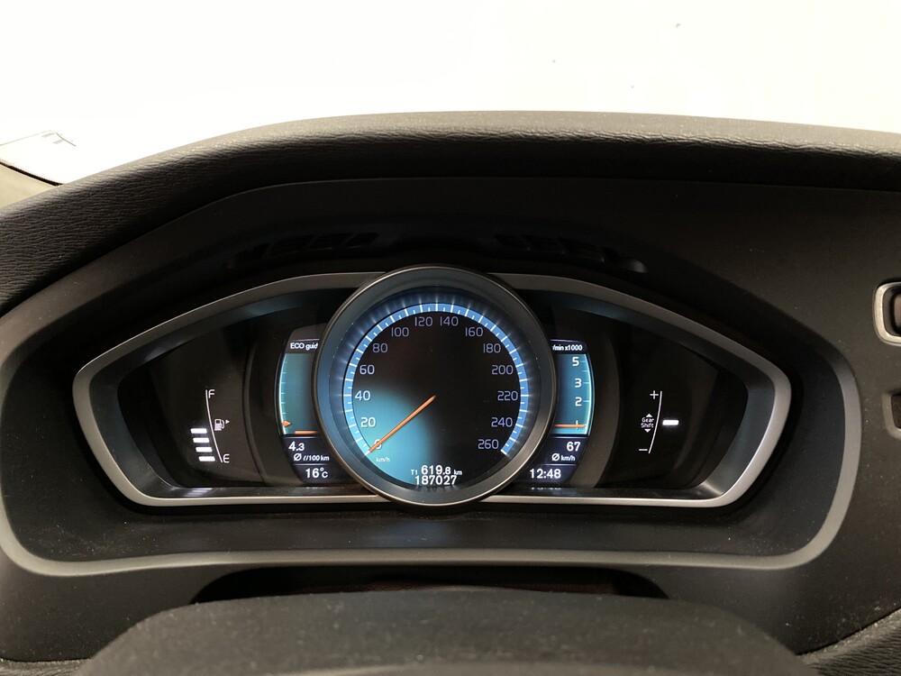 Volvo V40 1.6 D2 Momentum Business 144hp 2014, 7-XNT-75.