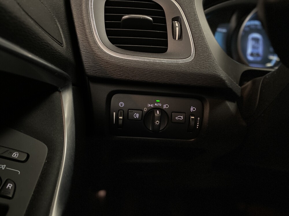 Volvo V40 1.6 D2 Momentum Business 144hp 2014, 7-XNT-75.