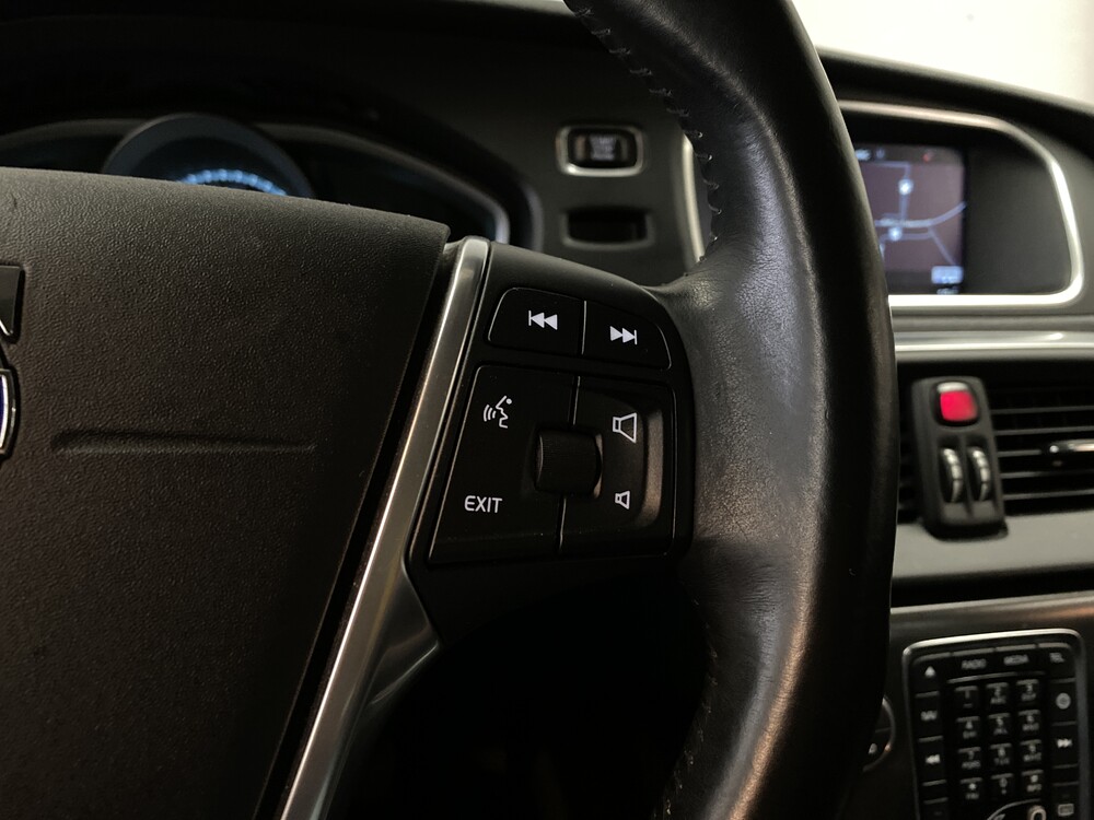 Volvo V40 1.6 D2 Momentum Business 144hp 2014, 7-XNT-75.