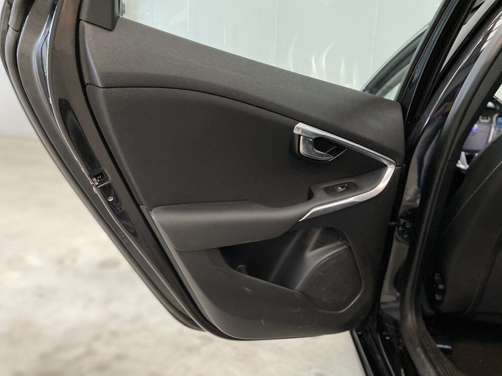 Volvo V40 1.6 D2 Momentum Business 144hp 2014, 7-XNT-75.