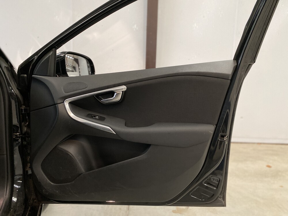 Volvo V40 1.6 D2 Momentum Business 144hp 2014, 7-XNT-75.