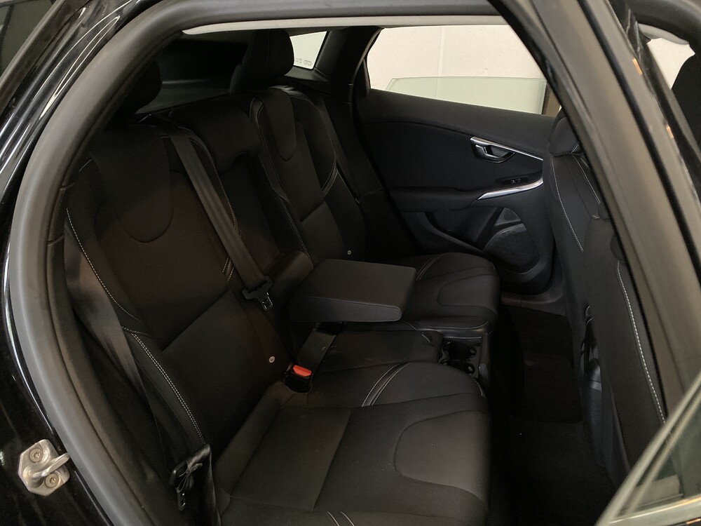 Volvo V40 1.6 D2 Momentum Business 144hp 2014, 7-XNT-75.