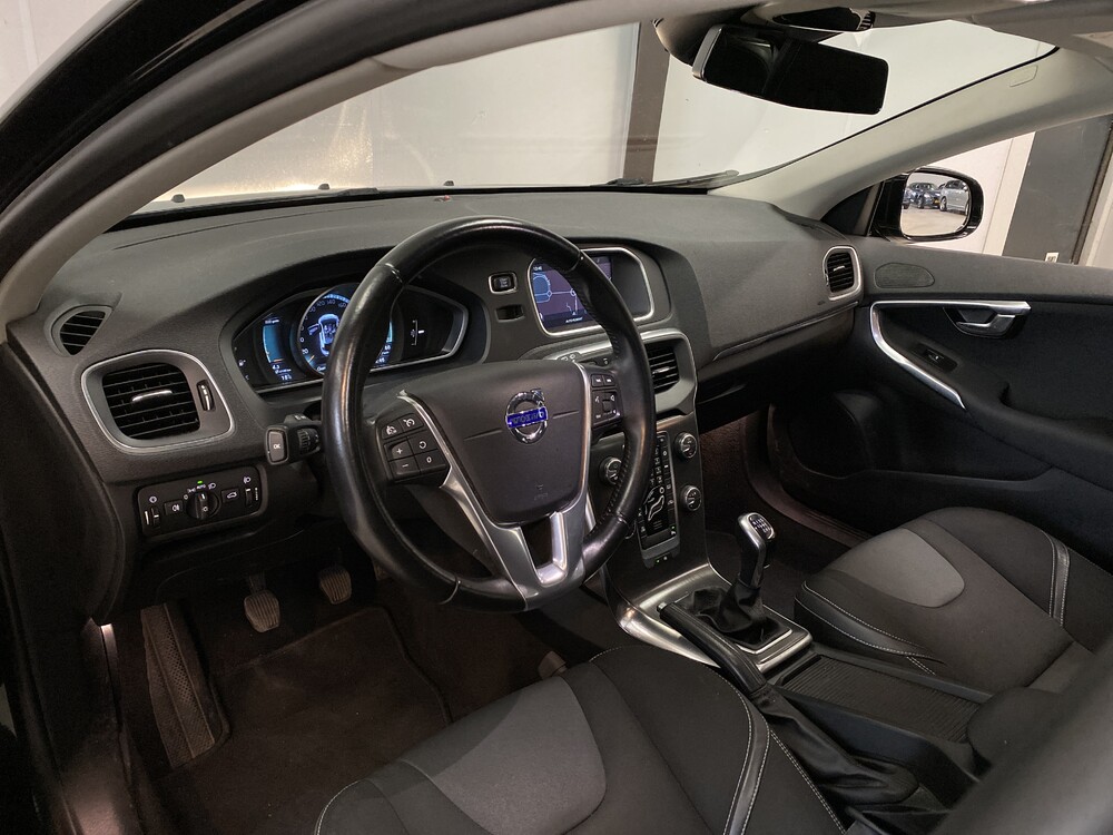 Volvo V40 1.6 D2 Momentum Business 144hp 2014, 7-XNT-75.