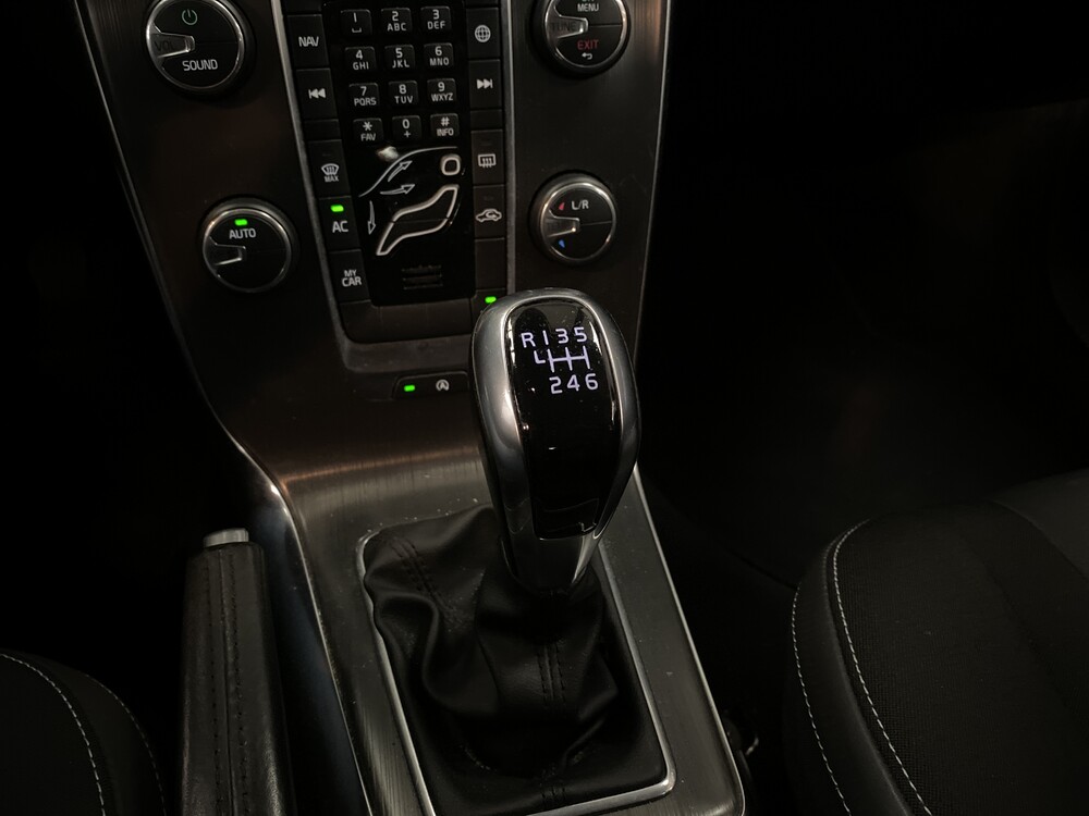 Volvo V40 1.6 D2 Momentum Business 144hp 2014, 7-XNT-75.