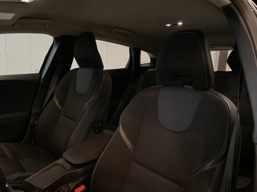 Volvo V40 1.6 D2 Momentum Business 144hp 2014, 7-XNT-75.