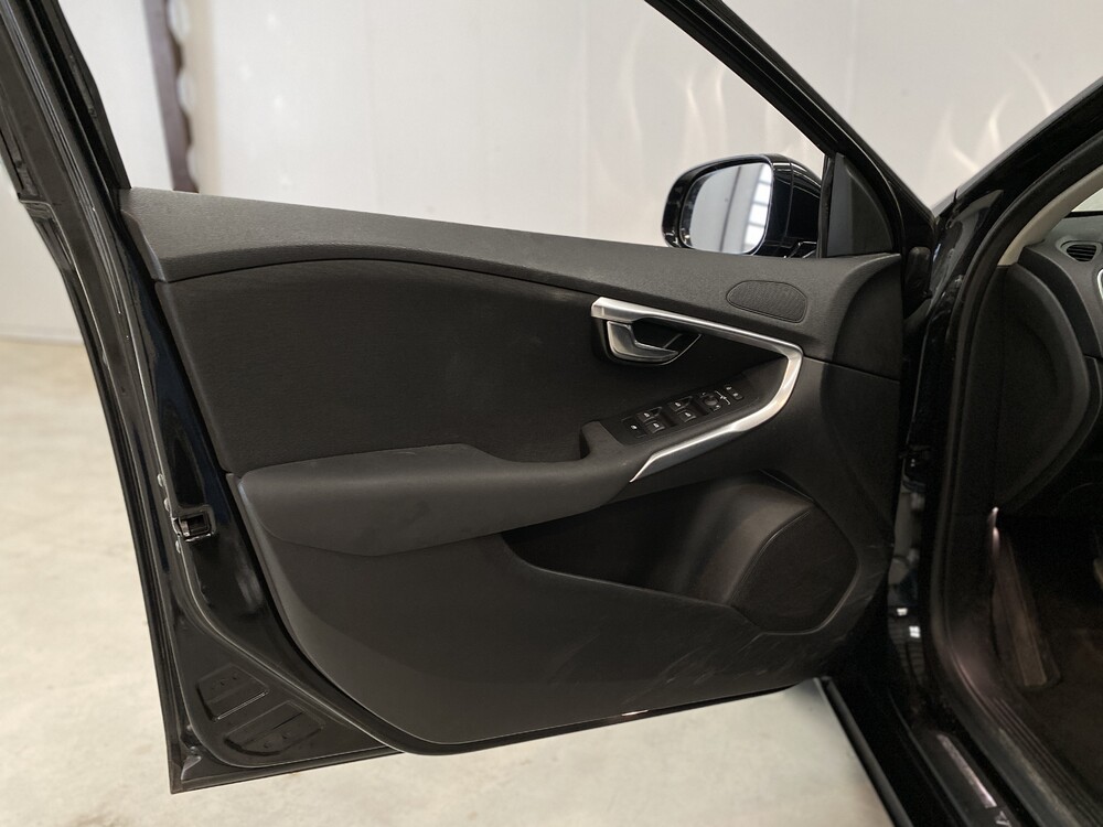 Volvo V40 1.6 D2 Momentum Business 144hp 2014, 7-XNT-75.