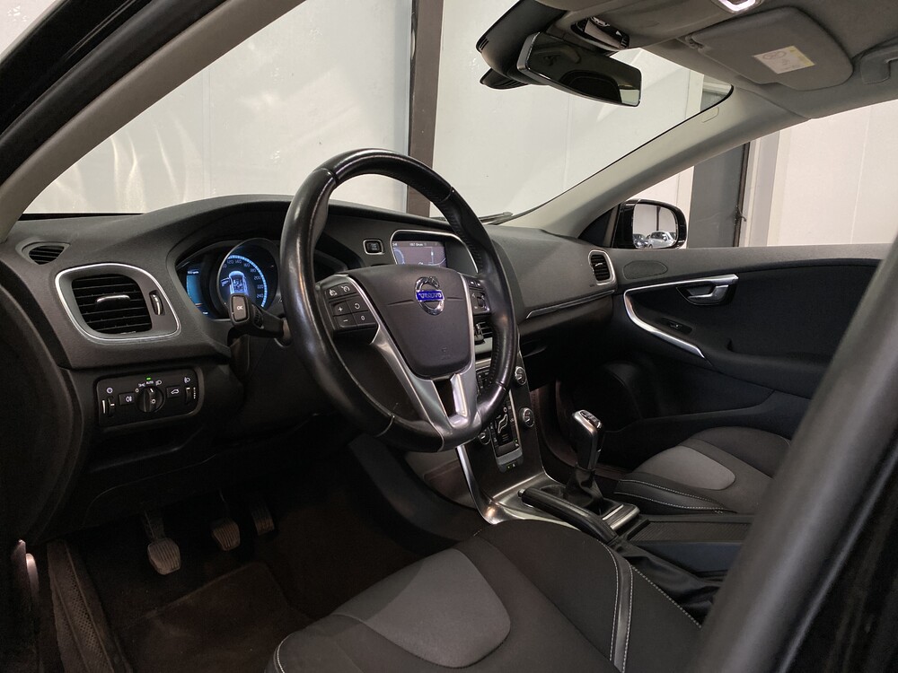 Volvo V40 1.6 D2 Momentum Business 144hp 2014, 7-XNT-75.