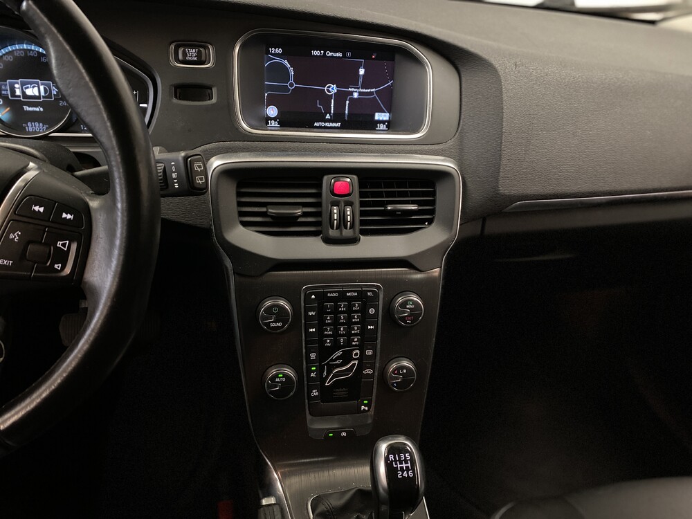 Volvo V40 1.6 D2 Momentum Business 144hp 2014, 7-XNT-75.