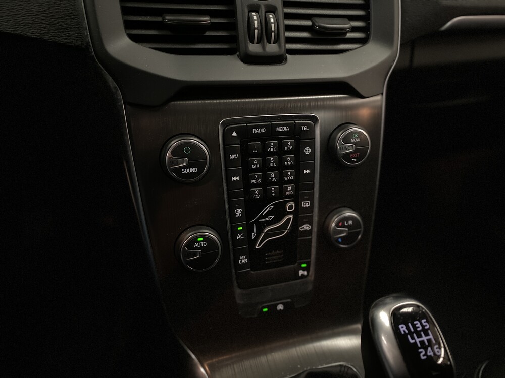 Volvo V40 1.6 D2 Momentum Business 144hp 2014, 7-XNT-75.