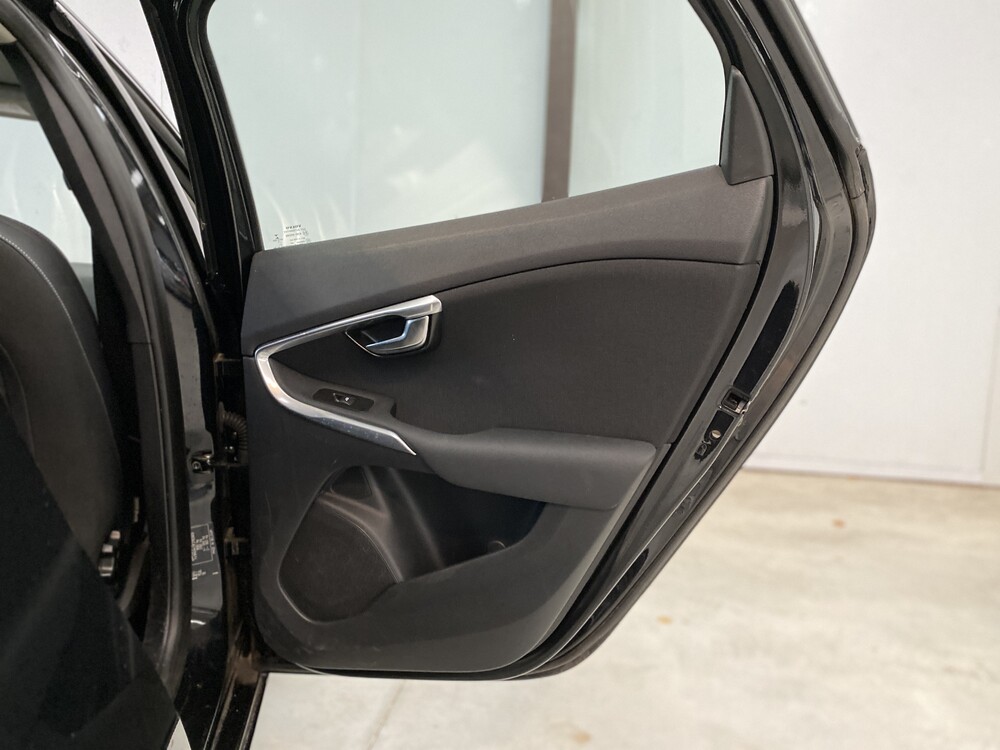 Volvo V40 1.6 D2 Momentum Business 144hp 2014, 7-XNT-75.